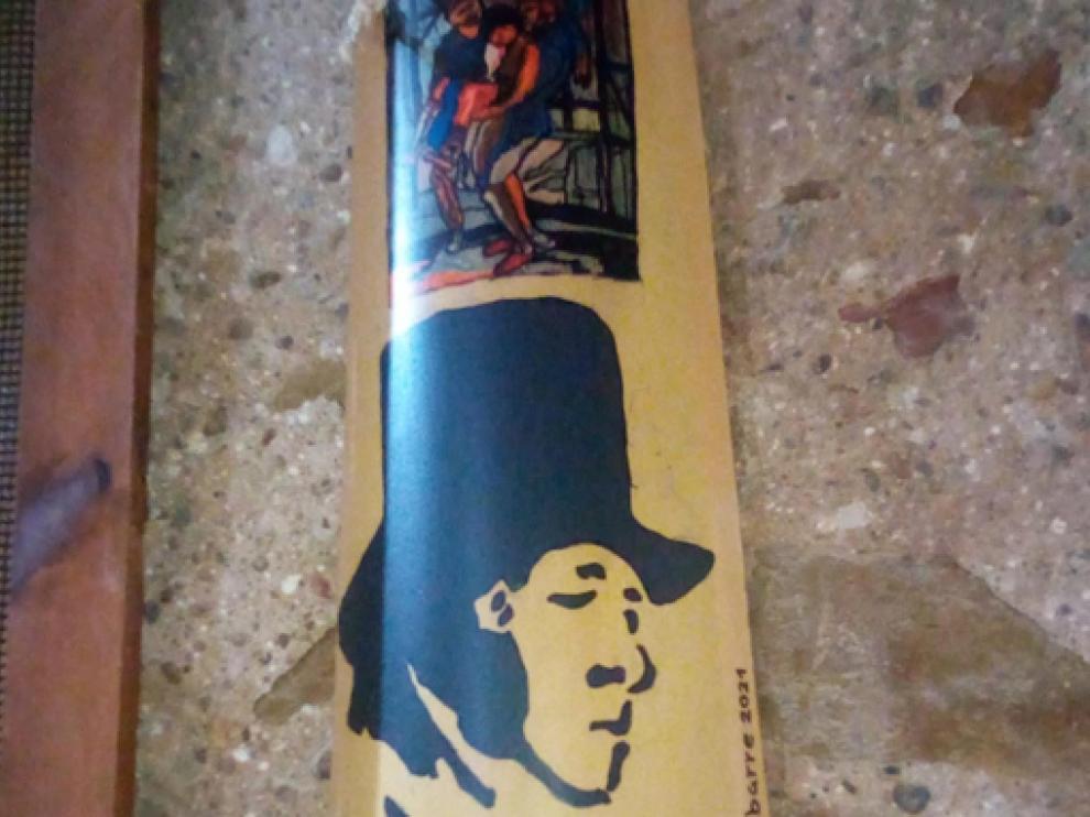 Una de las tejas pintadas por Jaime Percivá.