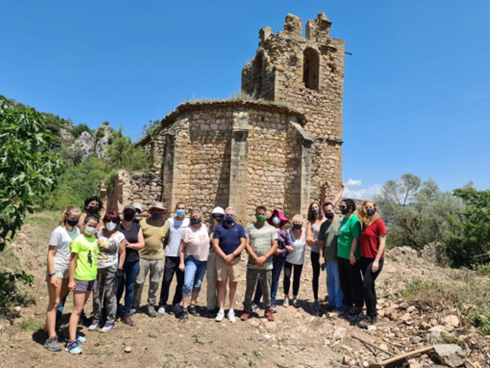 Voluntarios en la recuperación de la iglesia de Bolturina.