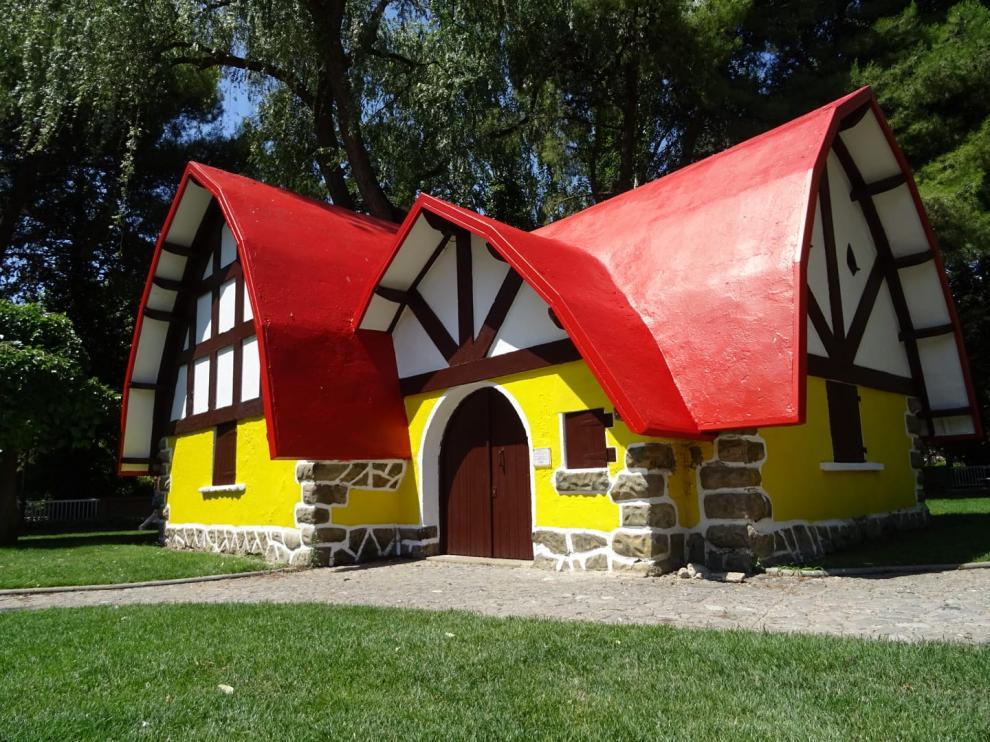 En la Casita de Blancanieves los niños disfrutar de la lectura en un entorno muy especial. Parque Miguel Servet de Huesca