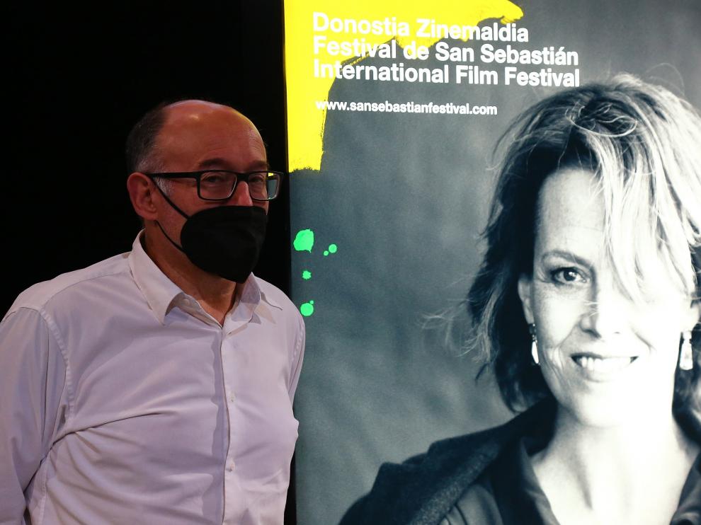 El director del Festival de San Sebastián, José Luis Rebordinos junto al cartel de esta edición.