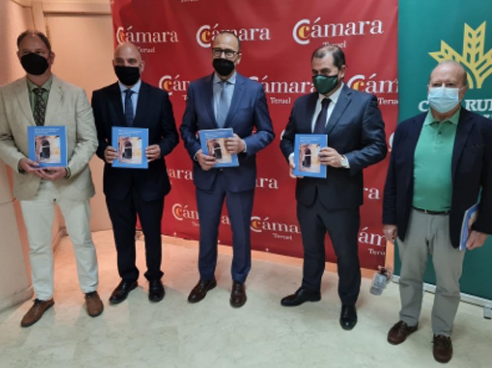 Foto de familia presentación de estudio impacto económico