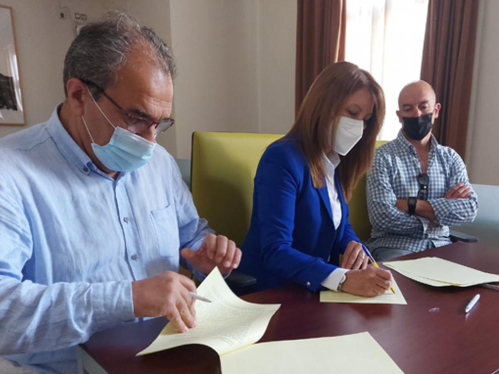 José Luis Bandrés, Berta Fernández y Fernando Sancho rubricaron el acuerdo entre Ayuntamiento y club.