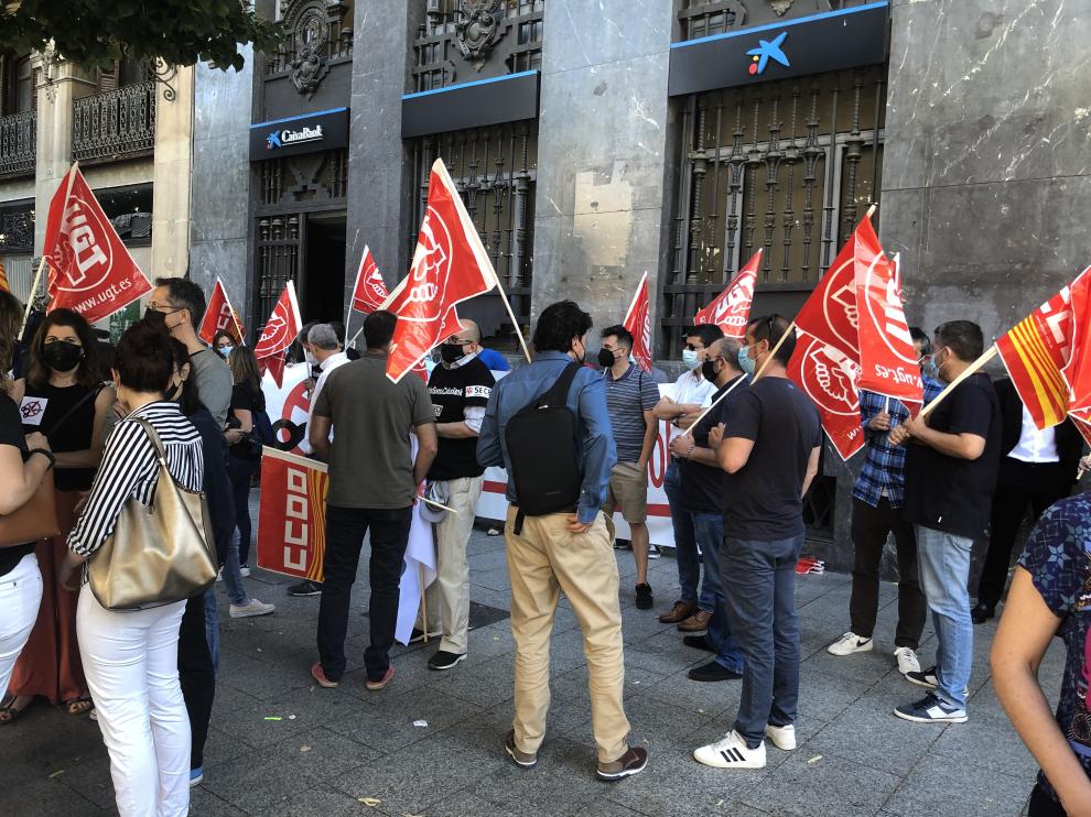 Movilización en Zaragoza contra el ERE de Caixabank.