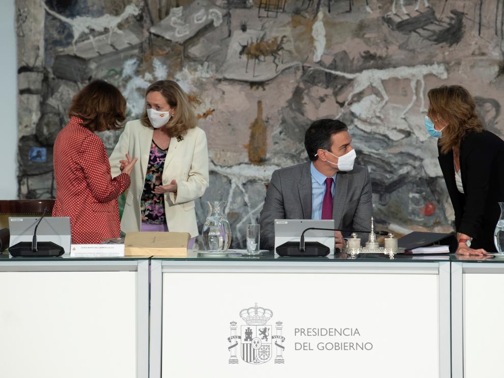 Sánchez, junto a Carmen Calvo, Nadia Calviño y Teresa Ribera.