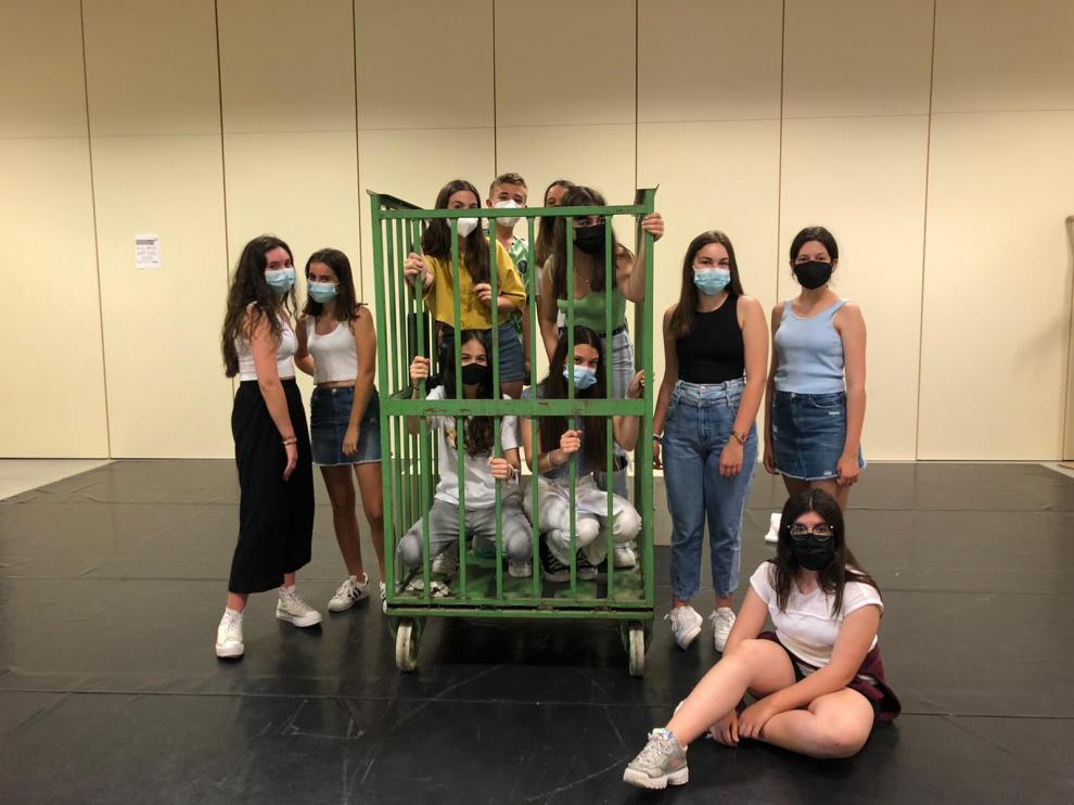 Un grupo de adolescentes protagoniza la obra de esta tarde.