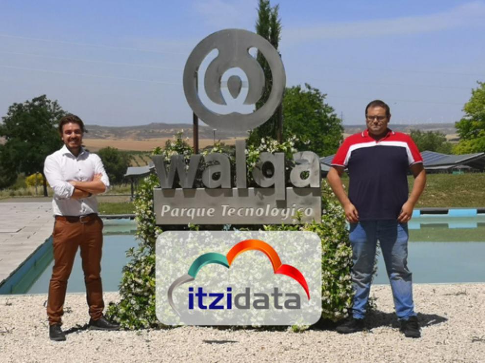 César Ordás y Dani Sauras, junto al hito del Parque Tecnológico Walqa de Huesca.
