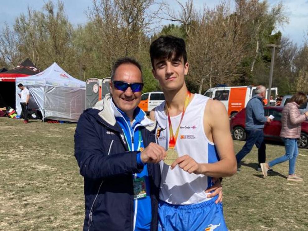 Pol Oriach y Phondy con el oro del campeonato de España de cross de 2020.