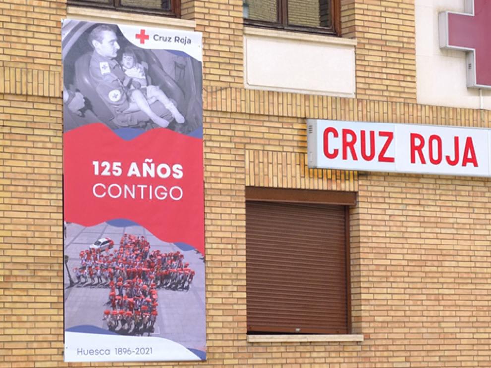 Imagen con el cartel por el aniversario de Cruz Roja