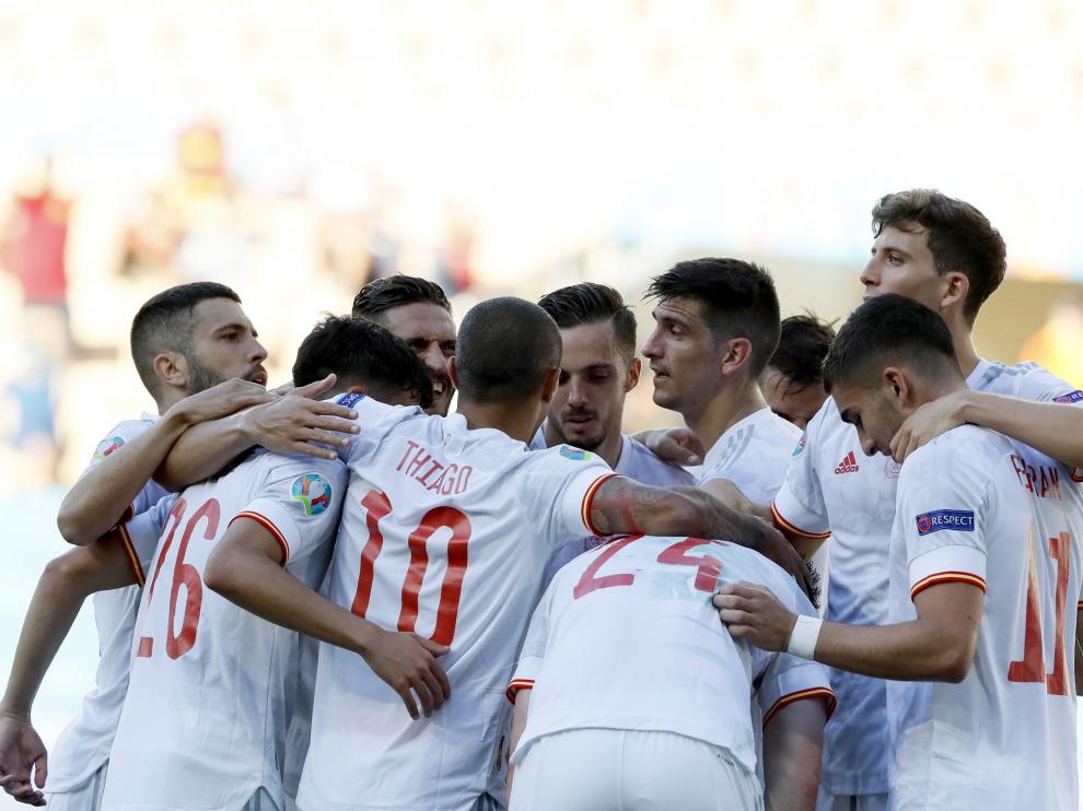 Los jugadores españoles celebran la victoria.