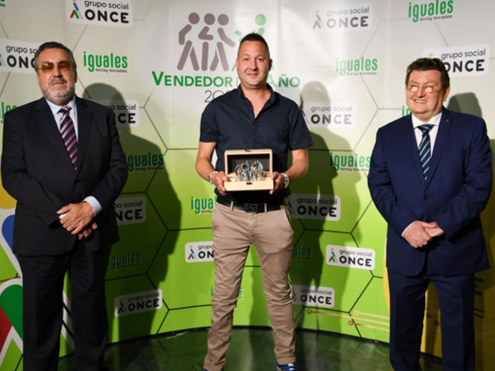 Iván Alonso Fernández, recogiendo su premio