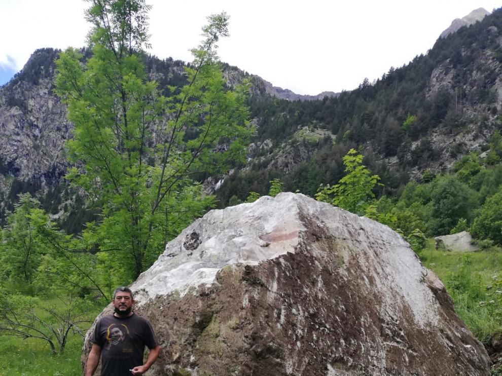 Jose Ángel Sánchez, de la Casa de Piedra, junto a la gran piedra desprendida.