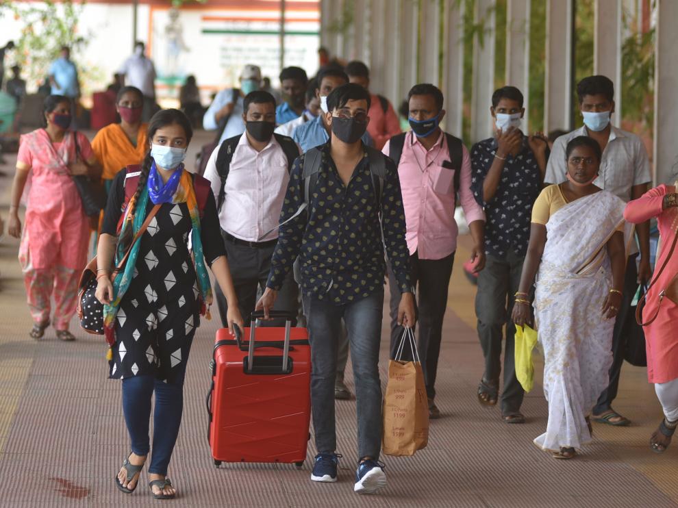 Pasajeros con mascarilla en la estación de tren de la ciudad india de Chennai.