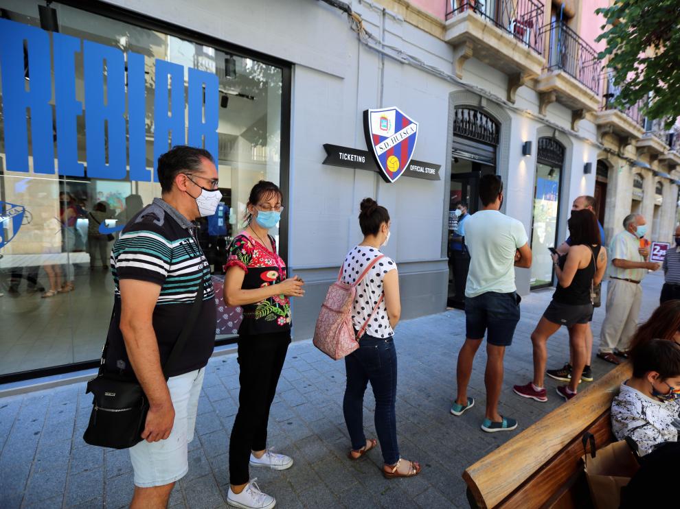 A lo largo del día se han formado largas colas en la tienda del Huesca.