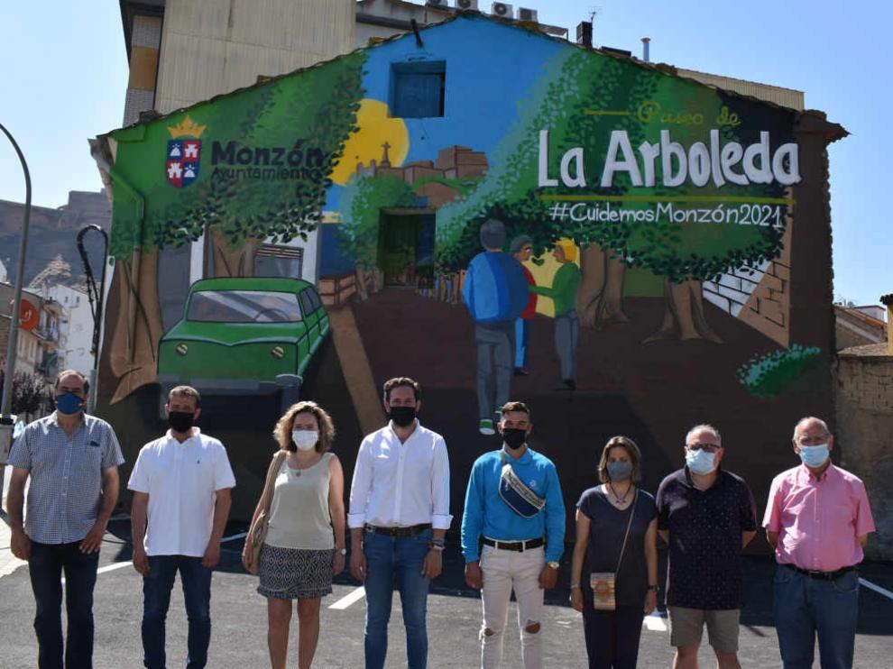 El mural se ha hecho en una fachada cedida por sus propietarios al Ayuntamiento.