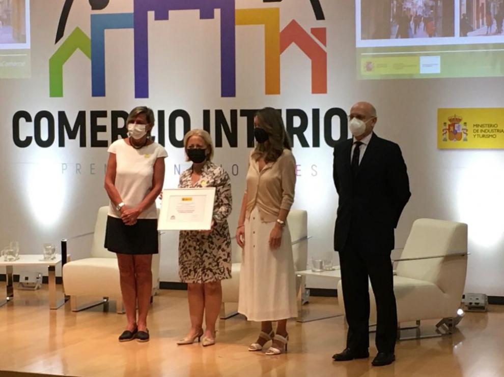 Elena Cidad, gerente de la AESB, recogía la Mención.