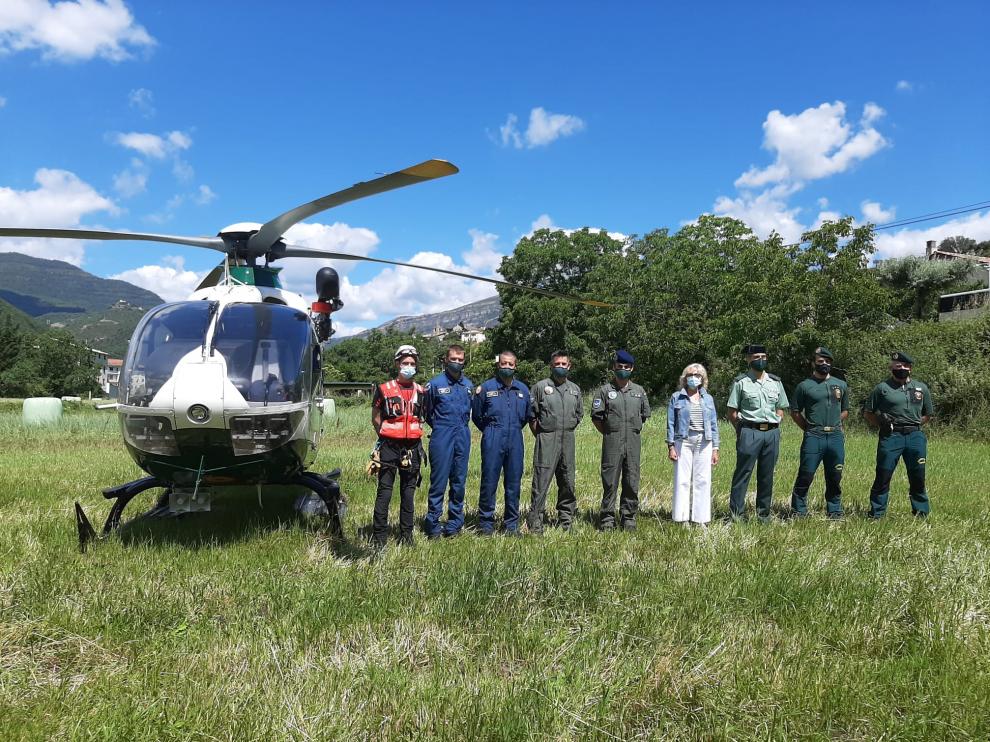 El equipo de rescate junto a la subdelegada del Gobierno, Silvia Salazar.