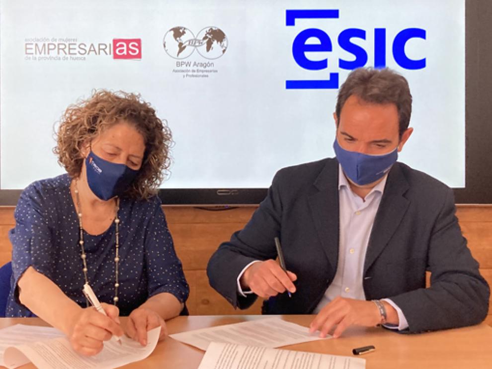 Imagen de la firma del acuerdo