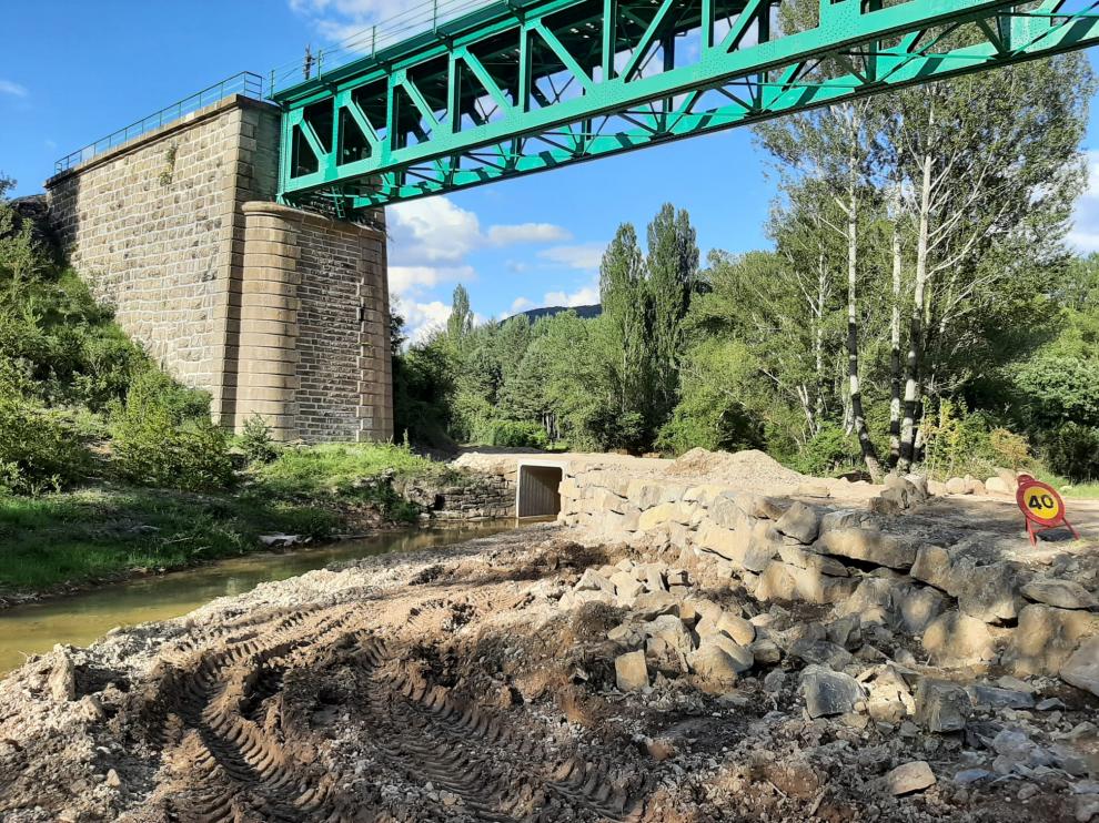 Obras en la pista de acceso a Ibort en su confluencia con el barranco de Abena.