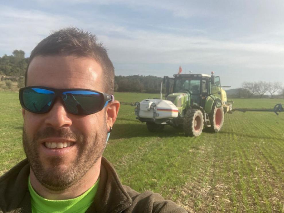 Antonio Sanclemente, con su tractor en el campo.
