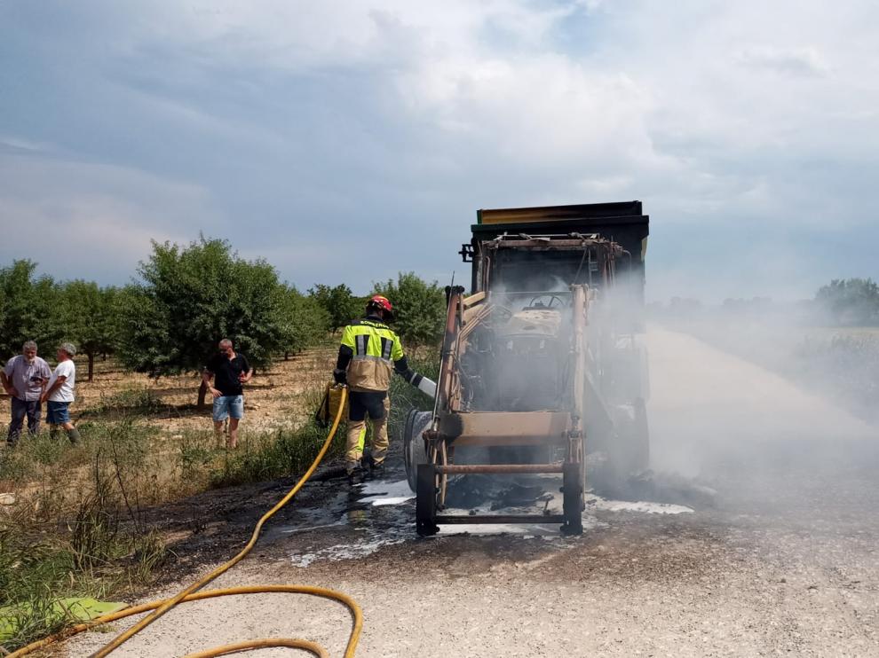 El tractor con remolque que ha ardido este sábado entre San Juan de Flumen y La Cartuja de Monegros.