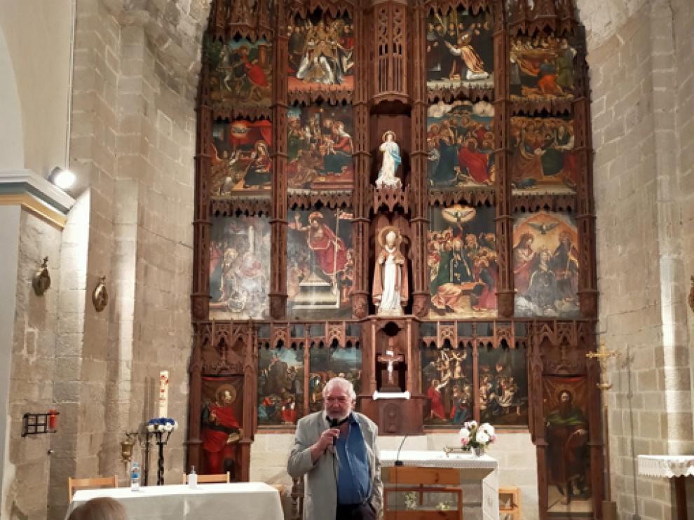 Martí Fornés ante el retablo de la parroquia de Capella.