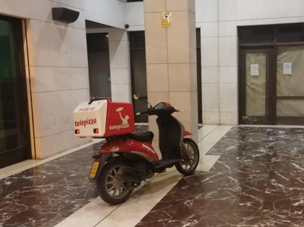 Motocicleta aparcada dentro de un edificio de Huesca