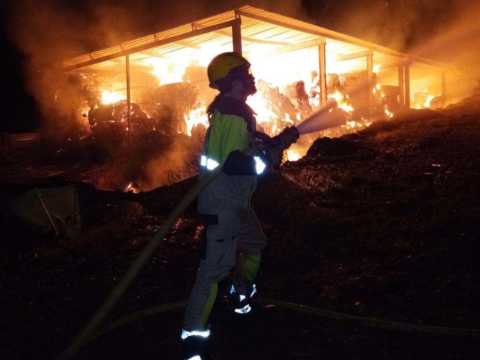 Las llamas han calcinado el almacén de paja de Naval