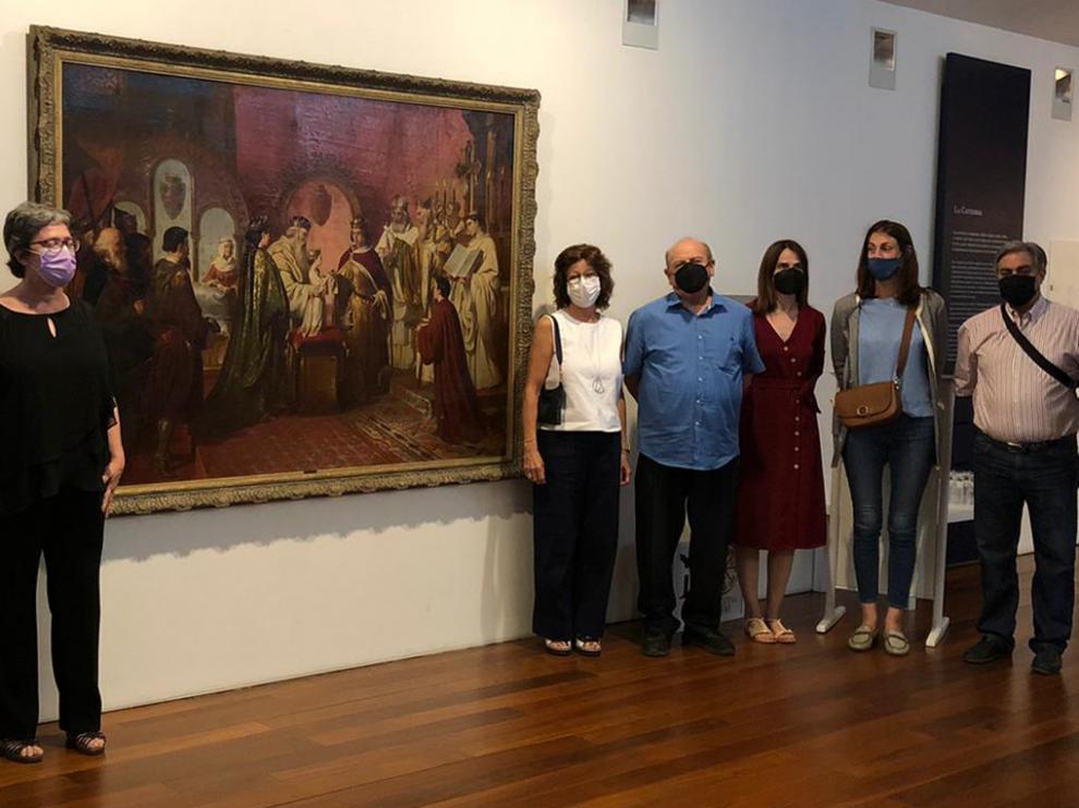 Las autoridades posaron con el cuadro en el Museo Diocesano Barbastro-Monzón.