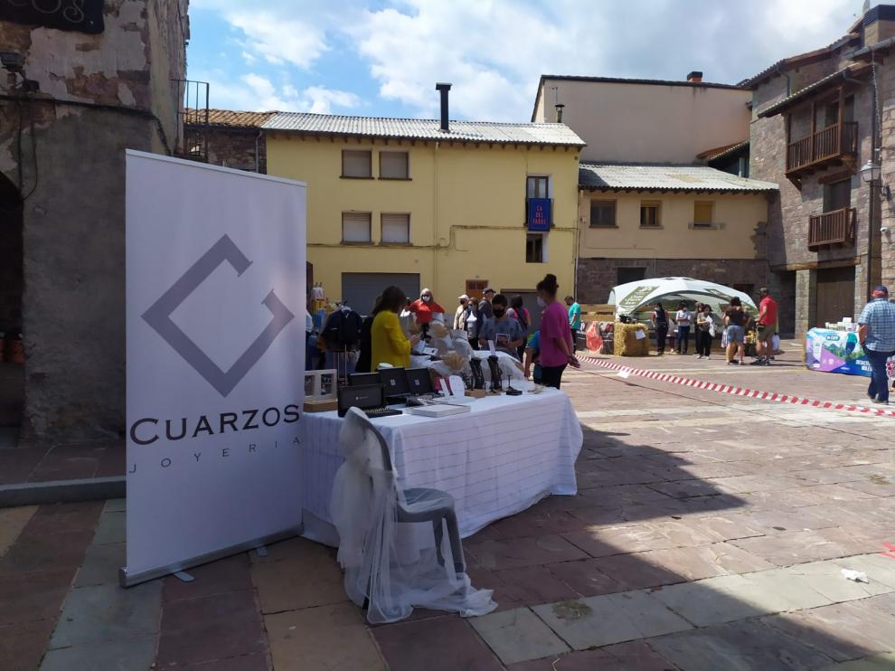 Los puestos de artesanía y agroalimentación se dispusieron por el casco urbano de Laspaúles.