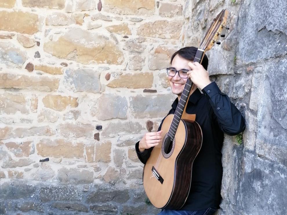 Marcos Marín es un guitarrista natural de Calahorra, donde en 2018 obtuvo el título de Grado Profesional de Música.