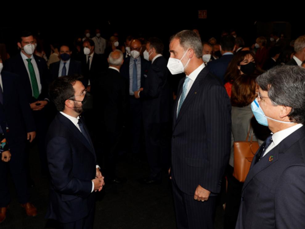 El rey Felipe VI conversa con Pere Aragonès.