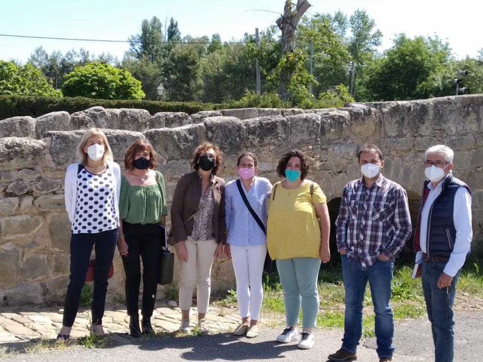 Olga Alastruey con los alcaldes de los municipios del CRA, su directora y su secretaria.
