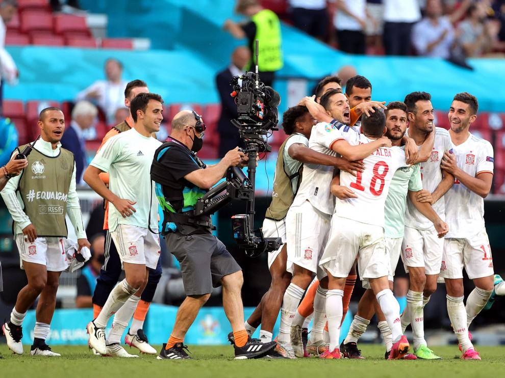 Los jugadores españoles celebran el triunfo.