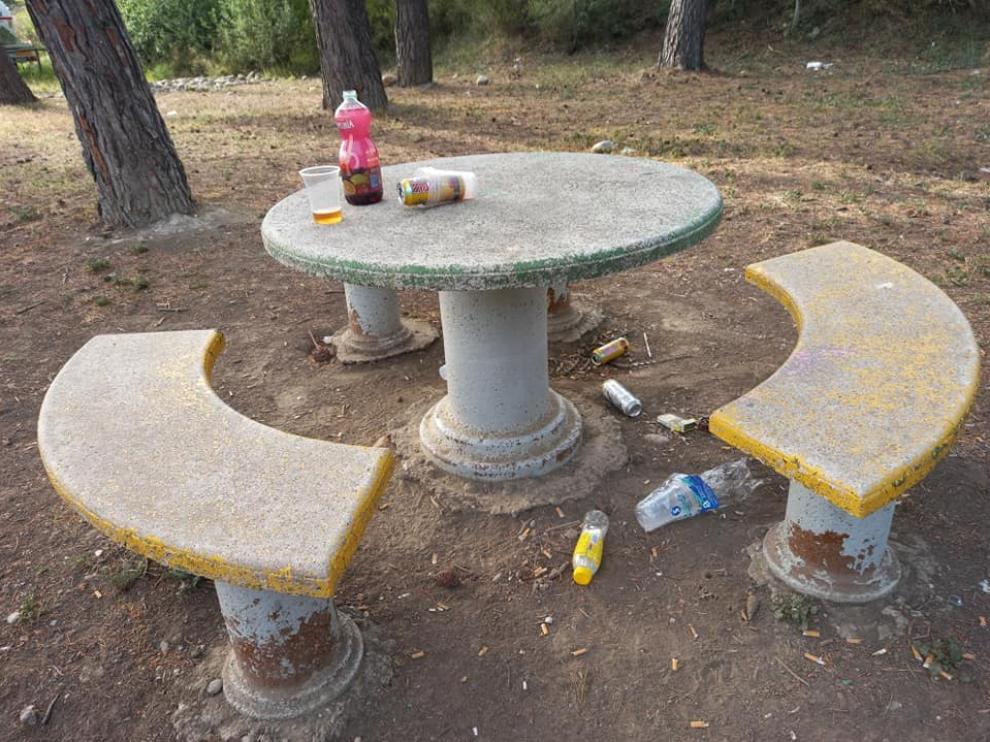 Restos de botelllón en Los Sotos de Monzon