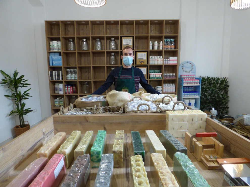 Miguel Ortas, uno de los responsables de Greto Green, muestra algunos de los productos.