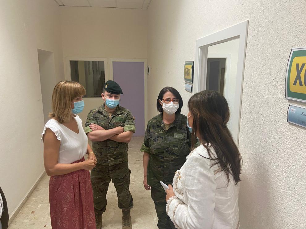 Pilar Alegría y Sira Repollés, en el Hospital Militar.