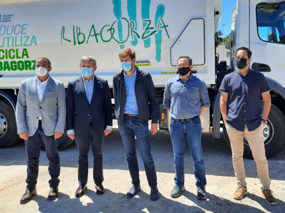 Representantes de la Comarca de Ribagorza y de Urbaser, junto a uno de los nuevos vehículos.