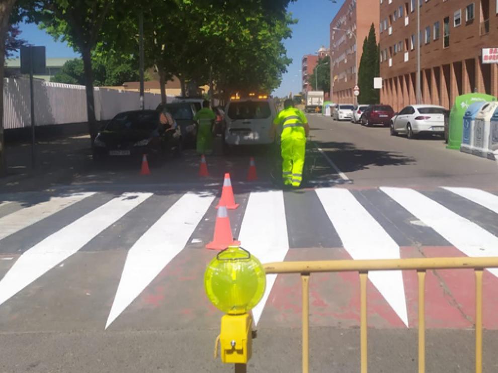 trabajos de pintura que se han realizado esta mañana en la calle Santo Cristo de los Milagros.