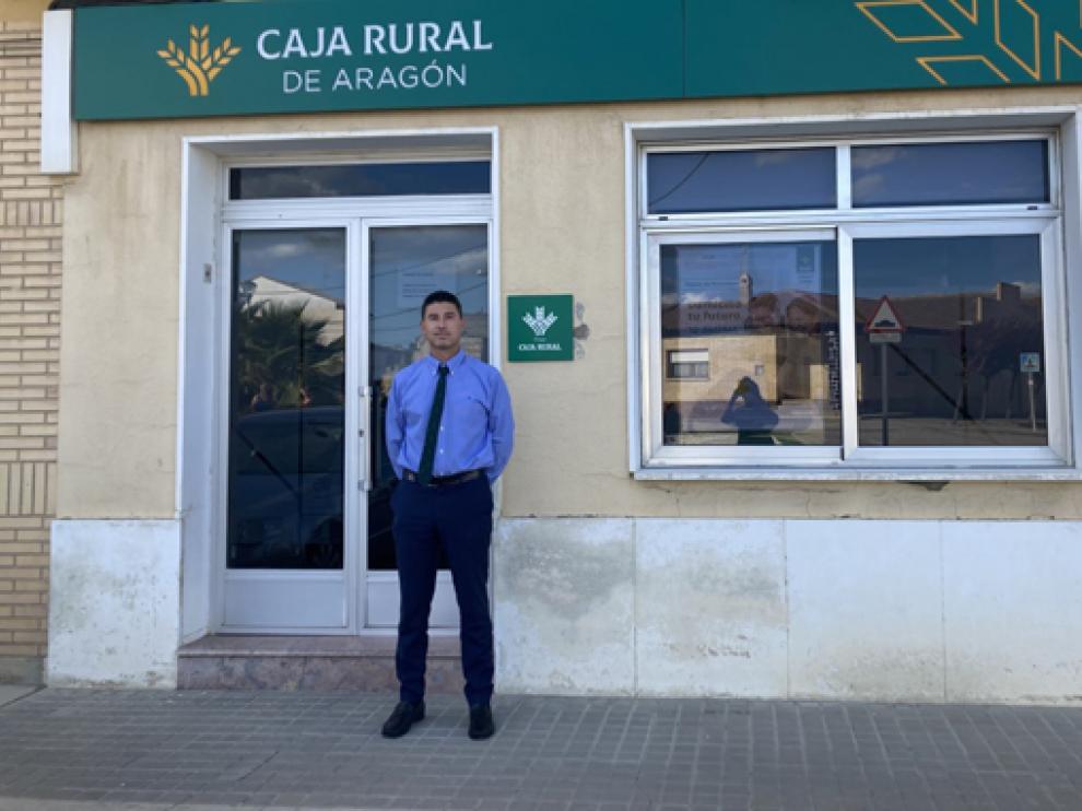 Eduardo Casamayor, en la oficina de Caja Rural en Alcubierre.