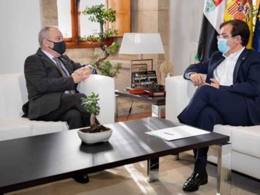 Los presidentes de la DPH, Miguel Gracia, y la Junta de Extremadura, Guillermo Fernández Vara