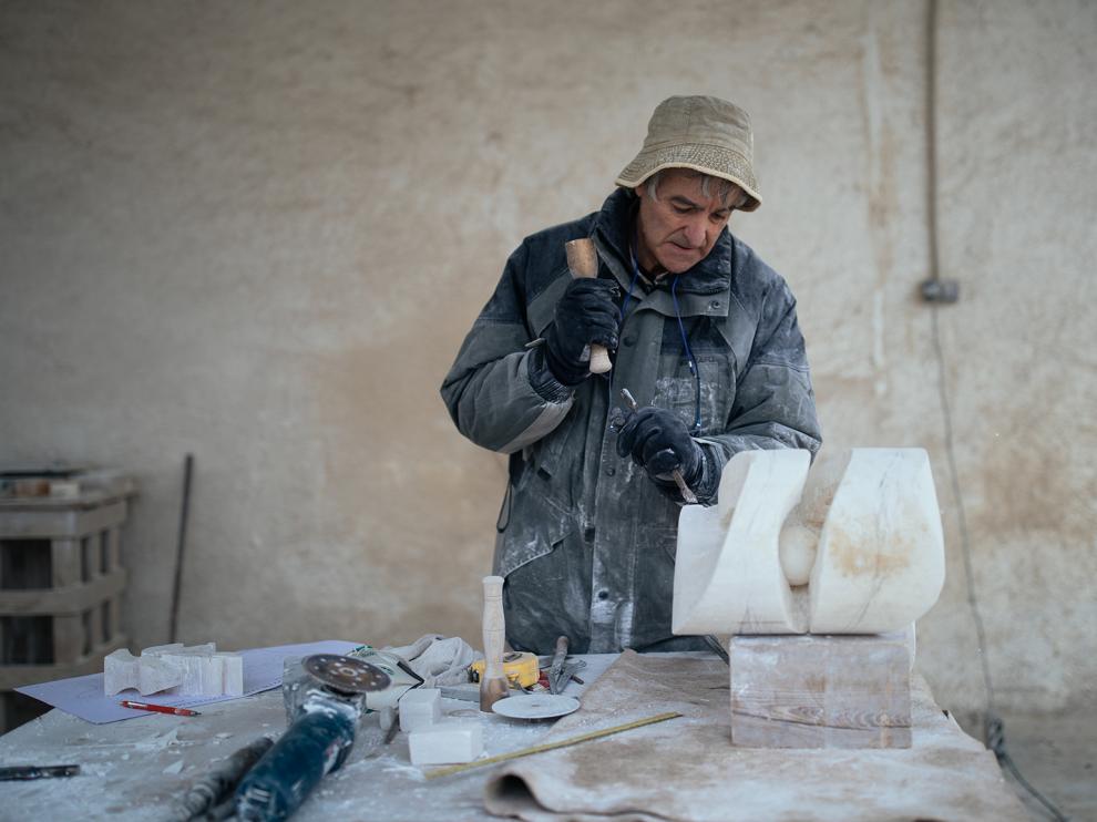 Pedro Ania realizando una de sus obras.