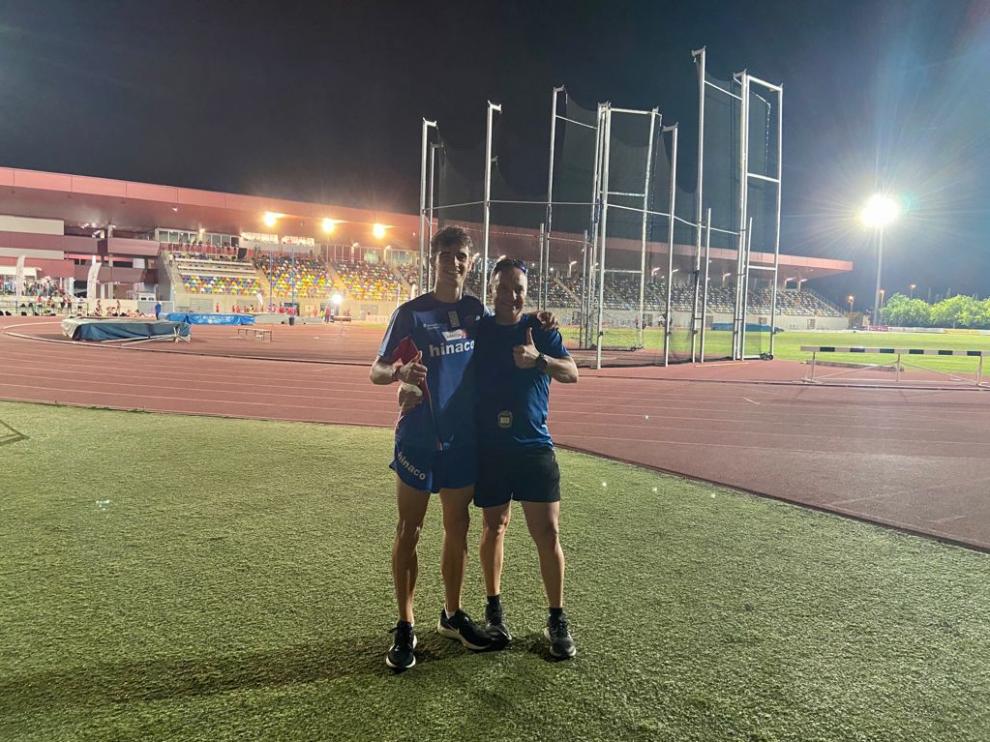 Pol Oriach y su entrenador, Phondy, este martes en Castellón.