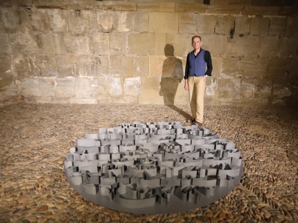 Santiago Arranz posa con una de sus obras en la Sala de la Campana.