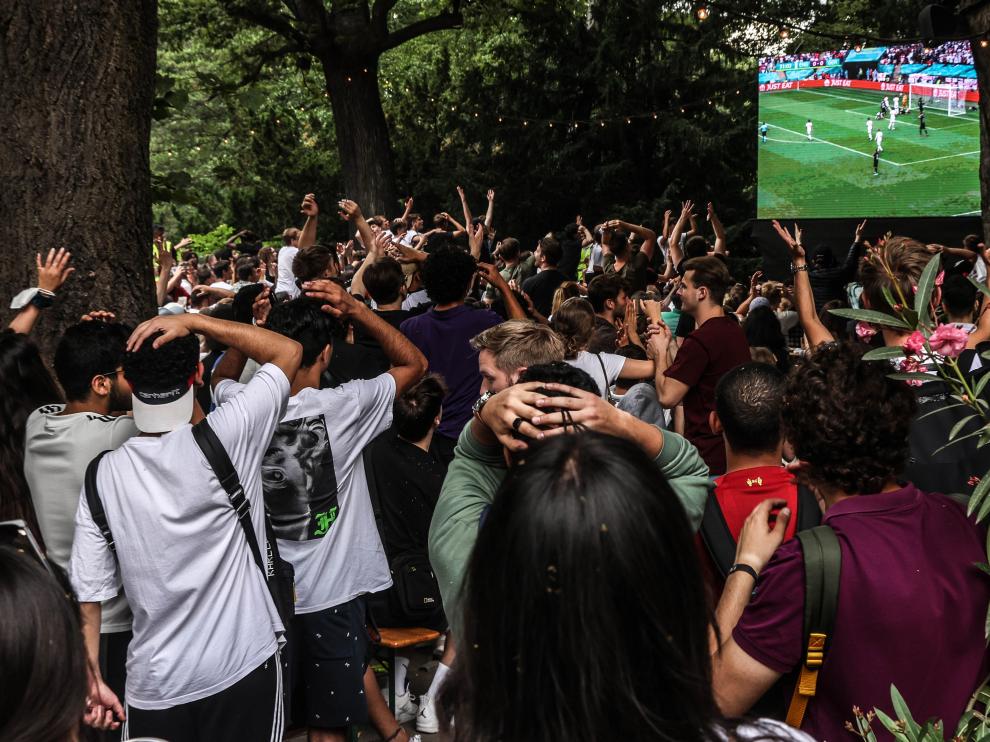 Aficionados alemanes viendo ayer al aire libre el partido de la Europa de su país contra Reino Unido.