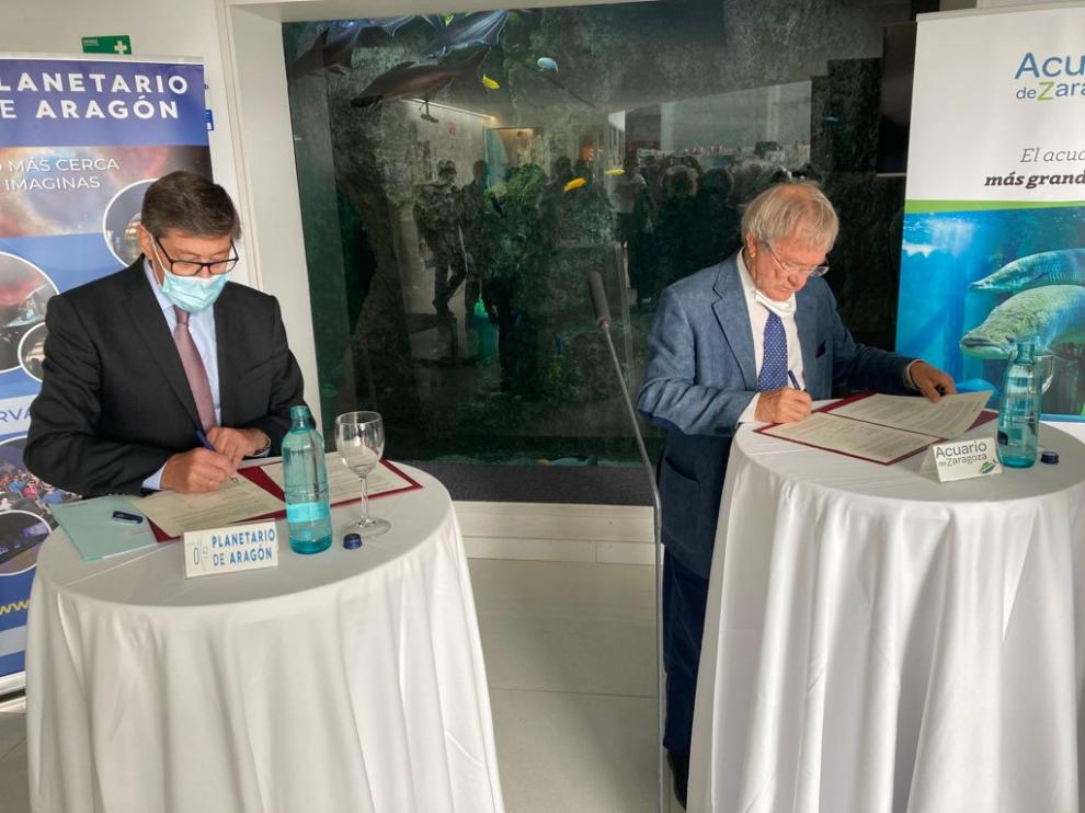 Firma del convenio entre el Planetario de Aragón, ubicado en Huesca, y el Parque de atracciones de Zaragoza.