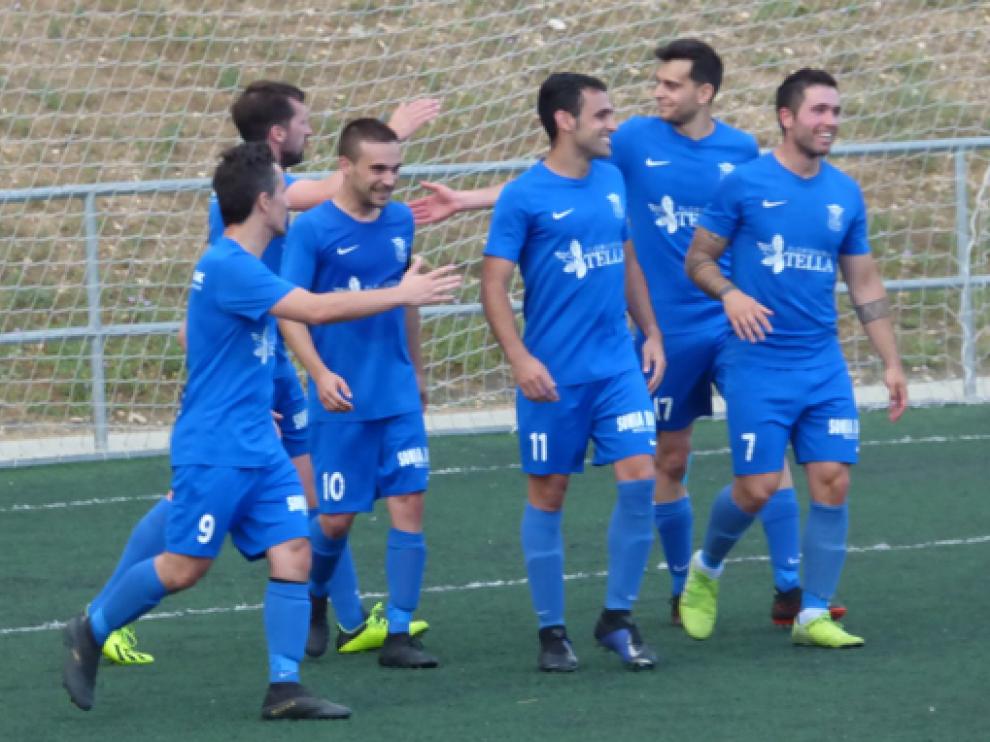 Lasheras (10), felicitado por sus compañeros tras marcar el gol 106 con la camiseta de la Ferranca.
