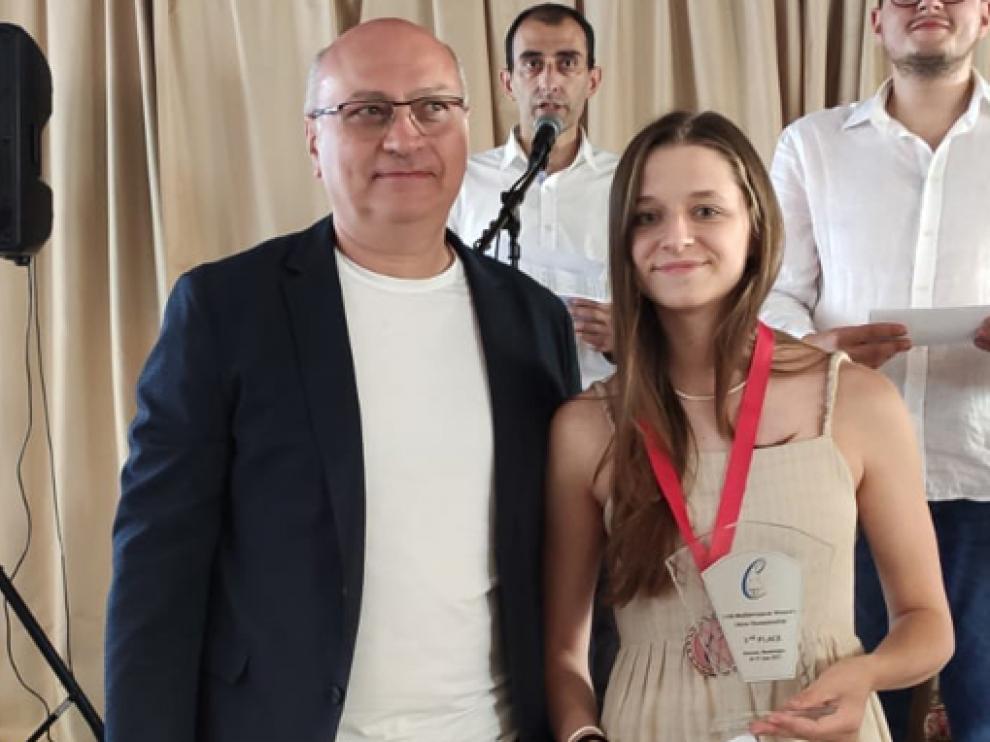María Eizaguerri, con su trofeo como tercera clasificada en Montenegro.