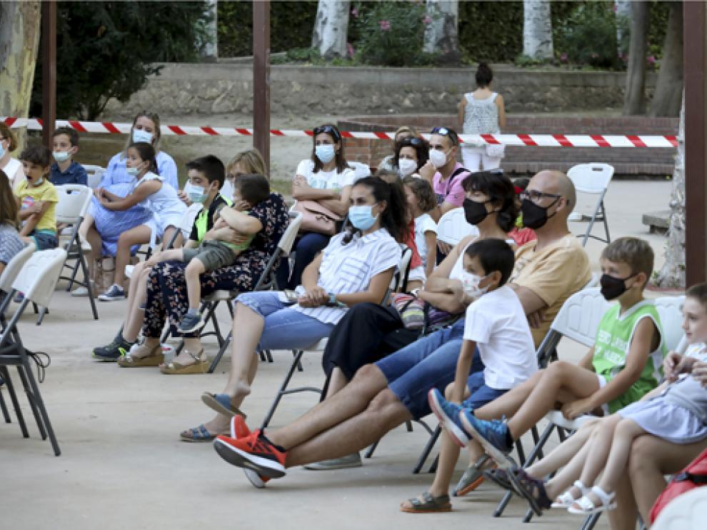 Niños disfrutando del espectáculo teatral con títeres “Tutudo”, realizado por Callejeateatro