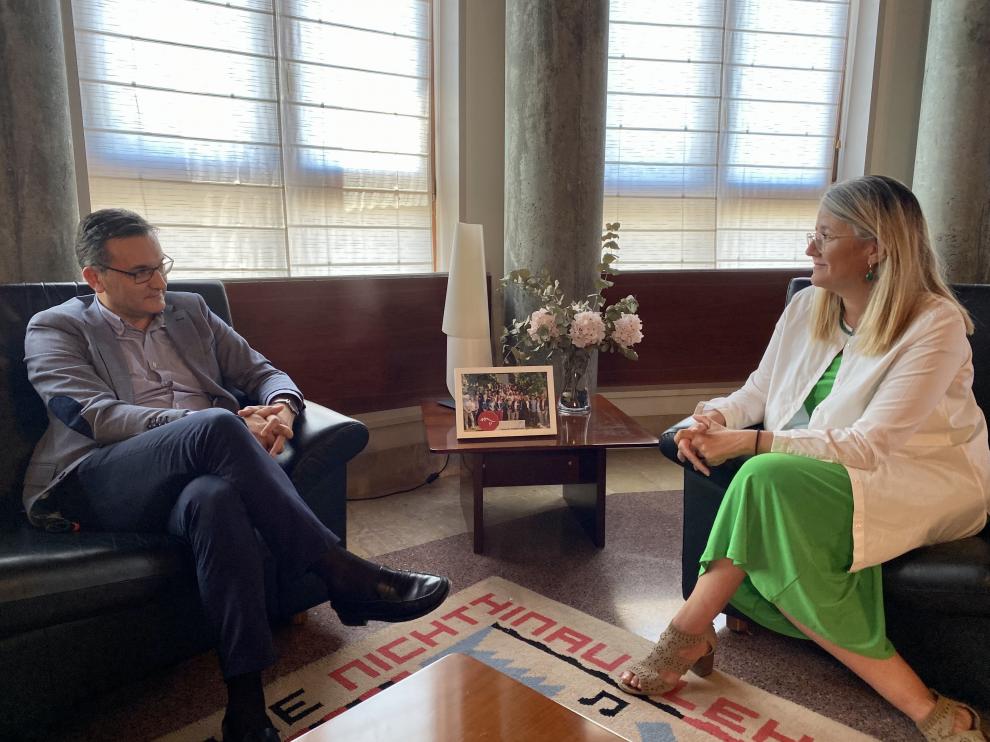 Roque Vicente y Raquel Latre, en el encuentro que mantuvieron este martes