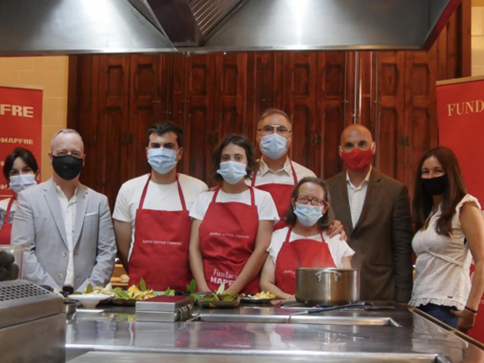 Usuarios y miembros de Valentia junto a Carmelo Bosque en las cocinas del Lillas Pastia.